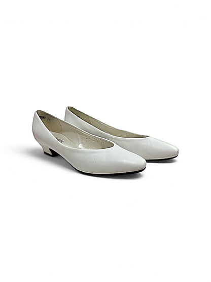 Bates White Pumps Size 8.5M